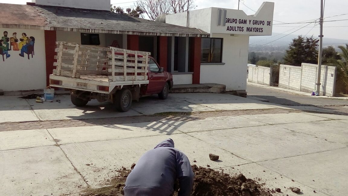 Instalan tomas de agua en casa del abuelo en Tzompantepec